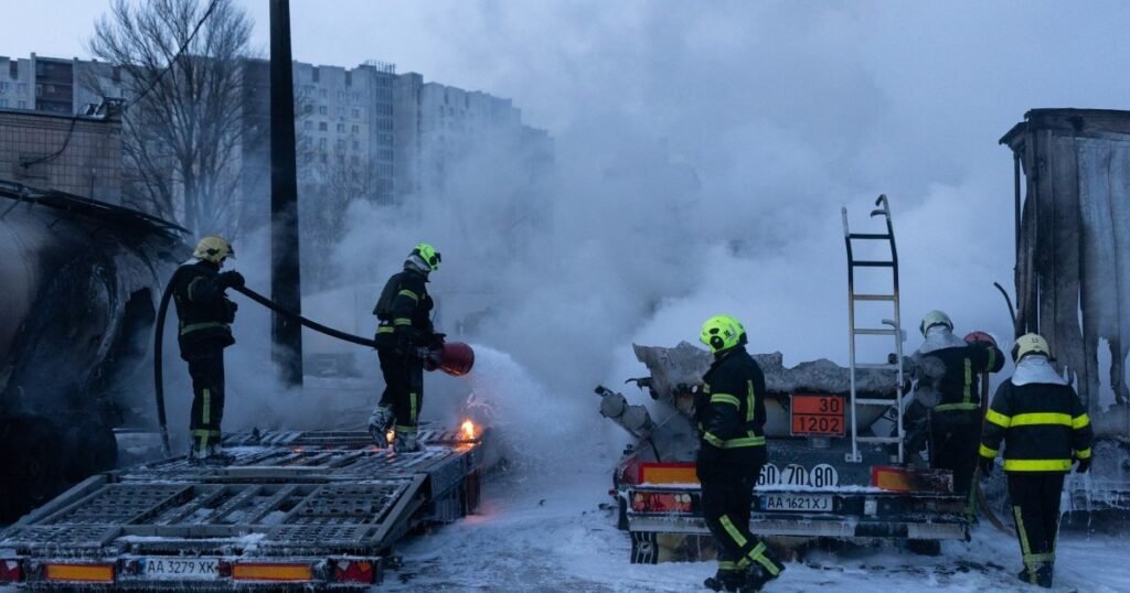 Украинские пожарные тушат пожар после ночной атаки российскими дронами — январь 2026