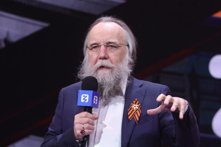 Александр Дугин выступает на публичном мероприятии