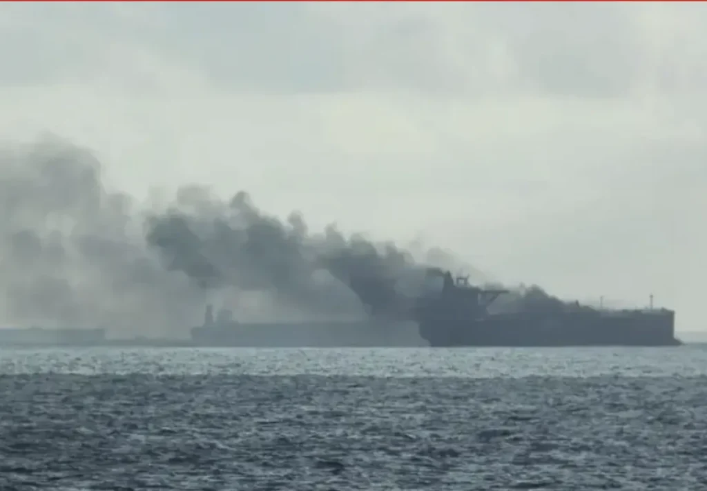 Нефтяной танкер Elbus с дымом после дроновой атаки у берегов Турции в Черном море