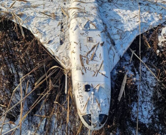 Российский дрон типа «Гербера» на заснеженной земле — серийные номера на корпусе, село Нукарены, Молдова