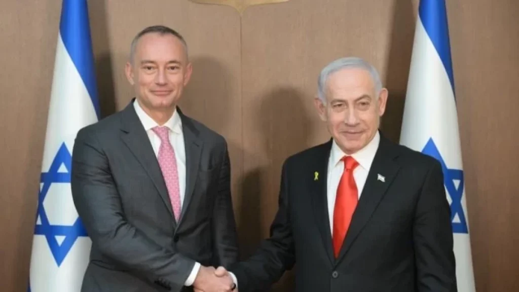Болгарский дипломат Николай Младенов и премьер-министр Израиля Биньямин Нетаньяху пожимают руки после объявления о назначении
