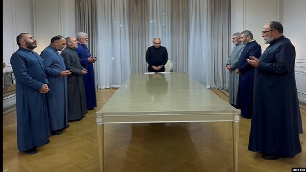 Премьер-министр Армении Никол Пашинян с десятью епископами Армянской апостольской церкви за столом в резиденции правительства подписывают дорожную карту реформы