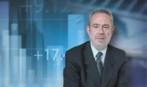 Д-р Любомир Христов, экономист, на фоне финансовых графиков