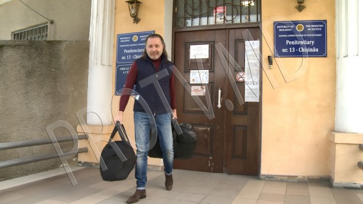 Кристиан Ризя у входа в пенитенциарное учреждение Кишинёва после экстрадиции из Молдовы
