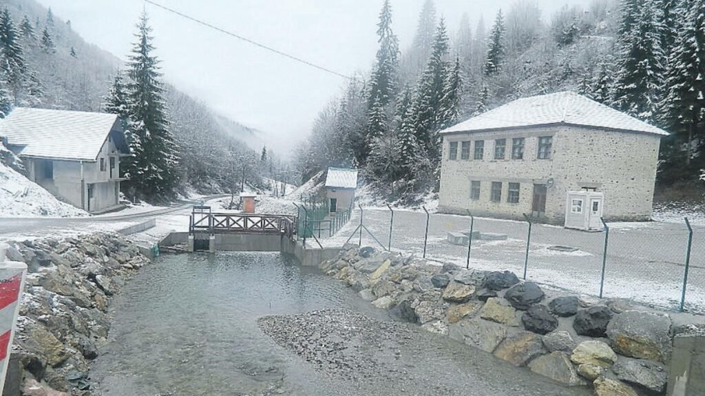 Заснеженное горное село Шекулар в Черногории — место обнаружения тела гражданина Дагестана. Река, каменные здания, хвойный лес на склонах гор.