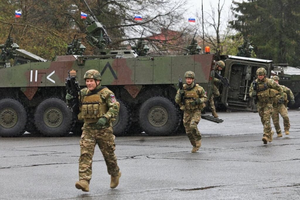 Словения готова направить военных в Украину — но только под мандатом ООН Словенские военные на учениях с БТР Boxer — январь 2026