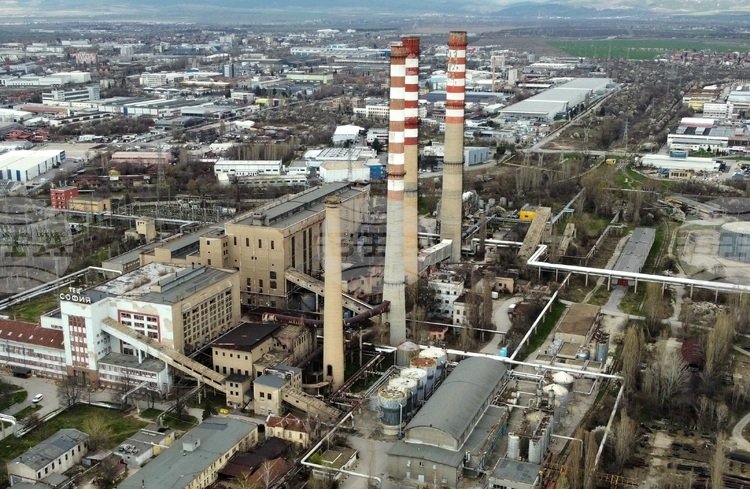 Аэросъёмка теплоэлектроцентрали ТЕЦ София с красно-белыми дымовыми трубами и промышленной инфраструктурой