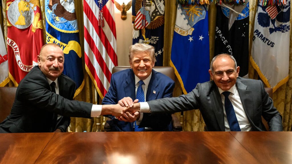 Дональд Трамп, Ильхам Алиев и Никол Пашинян соединяют руки после подписания Вашингтонской декларации в Белом доме