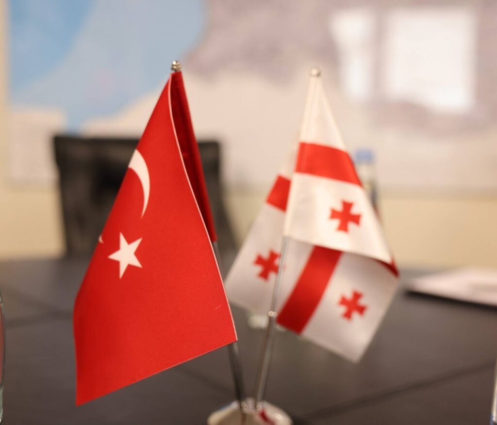 Турция сохраняет статус главного торгового партнёра Грузии двадцатый год подряд Настольные флаги Турции и Грузии символизируют торговое партнёрство двух стран