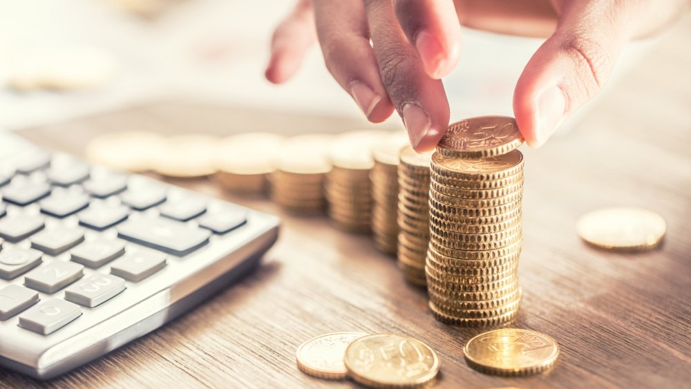 Монеты евро и калькулятор — символ расчёта минимальных зарплат в ЕС. Фото: Eurostat