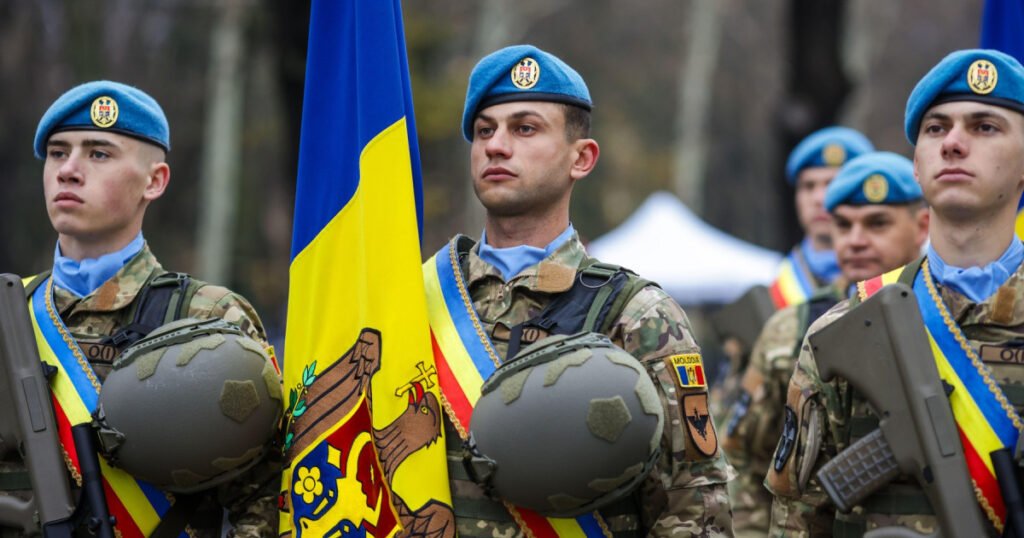 Военнослужащие Национальной армии Молдовы в голубых беретах с государственным флагом на параде — безопасность страны укрепляется при поддержке западных партнёров. Фото: Digi24