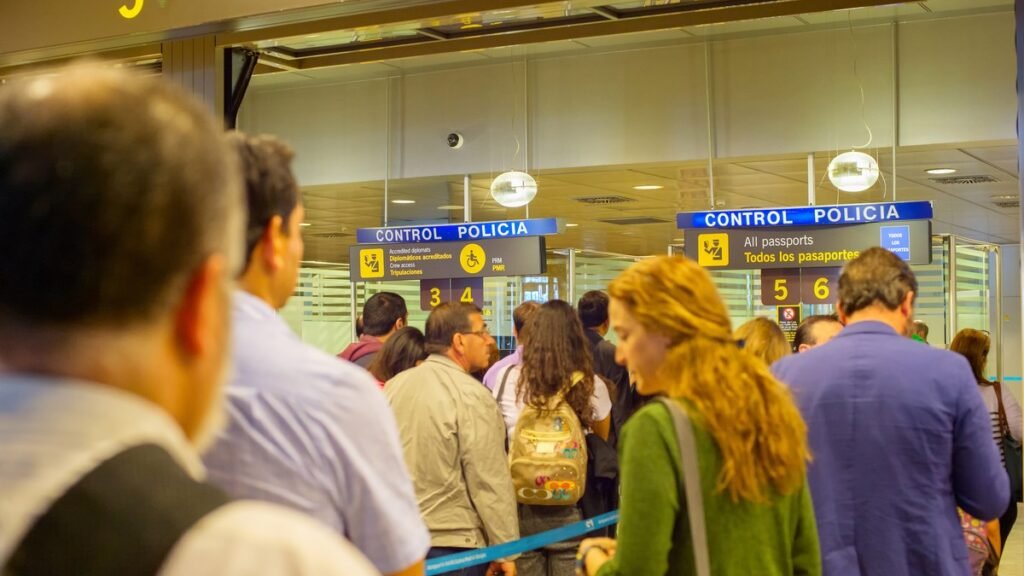 Очередь на паспортный контроль в европейском аэропорту — путешественники ожидают проверки документов. Фото: Blic.rs