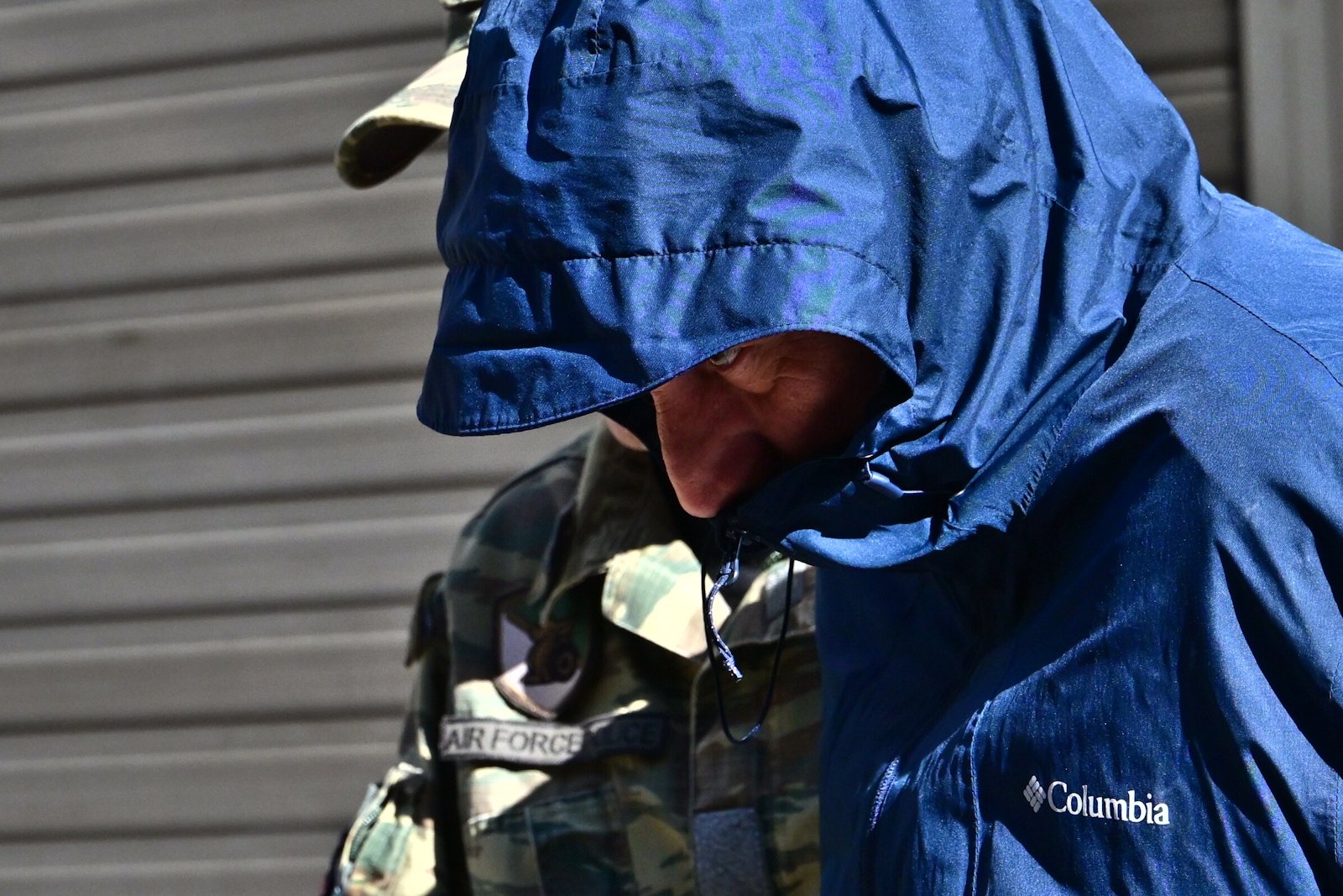 Задержанный полковник ВВС Греции в камуфляжной форме с накинутым капюшоном в сопровождении военной полиции. Фото: Eurokinissi