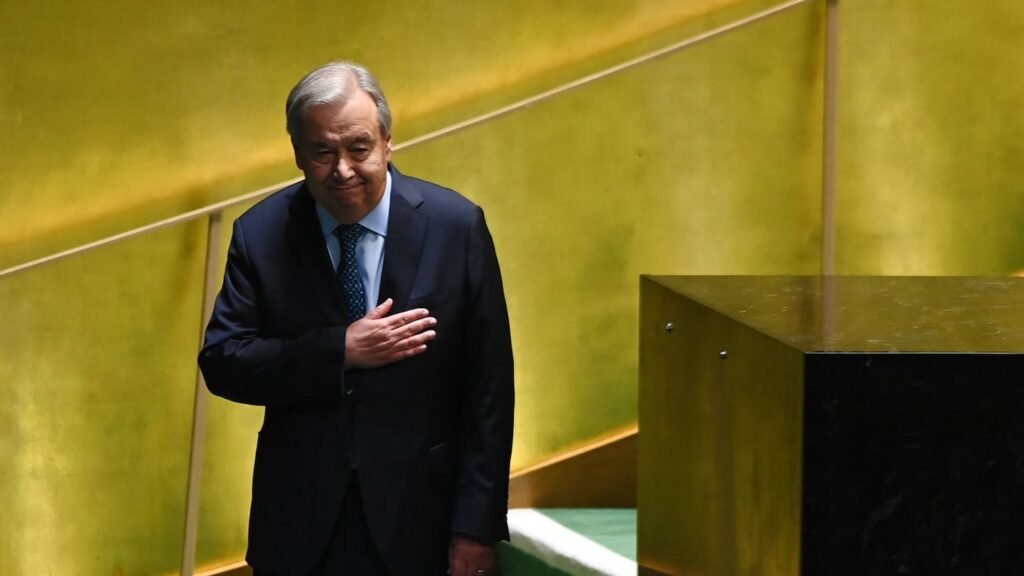 Антониу Гутерриш прикладывает руку к сердцу на трибуне Генеральной Ассамблеи ООН. Антониу Гутерриш, генеральный секретарь ООН. Фото: RND