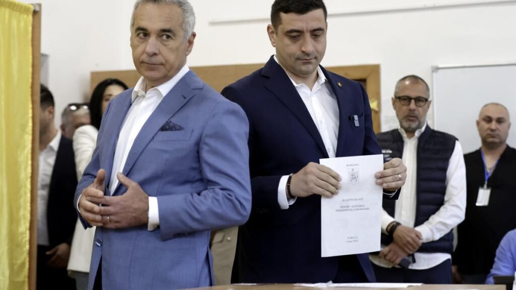 Политики партии AUR на избирательном участке с бюллетенем для голосования на президентских выборах в Румынии. Фото: Antena 3 CNN