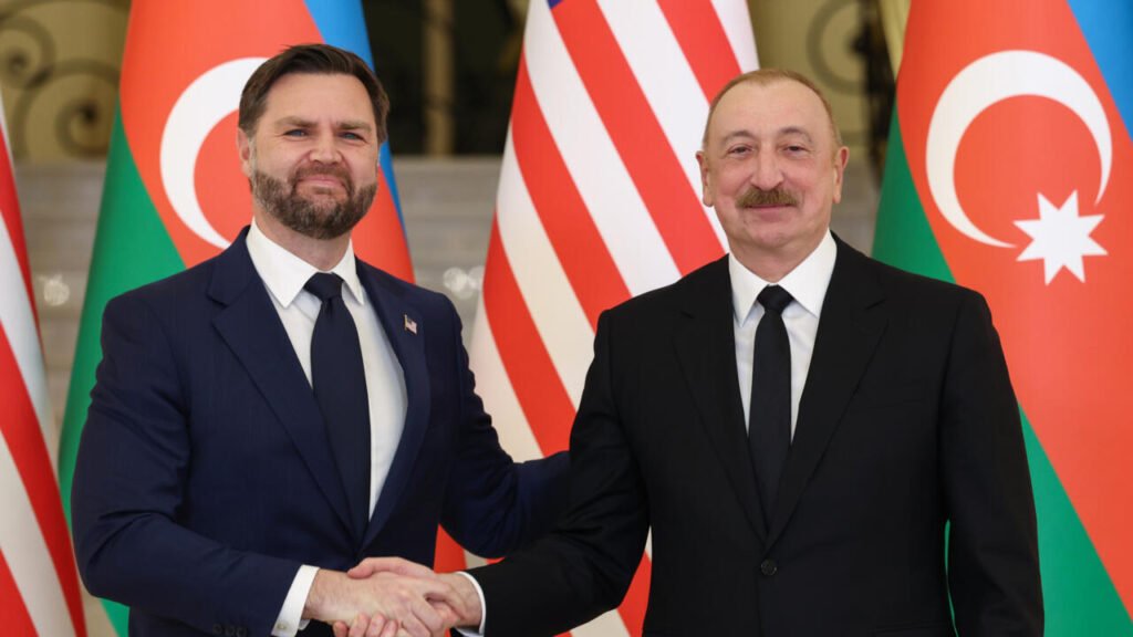 Вице-президент США Джей Ди Вэнс и президент Азербайджана Ильхам Алиев пожимают руки на фоне государственных флагов в Баку. Фото: France 24
