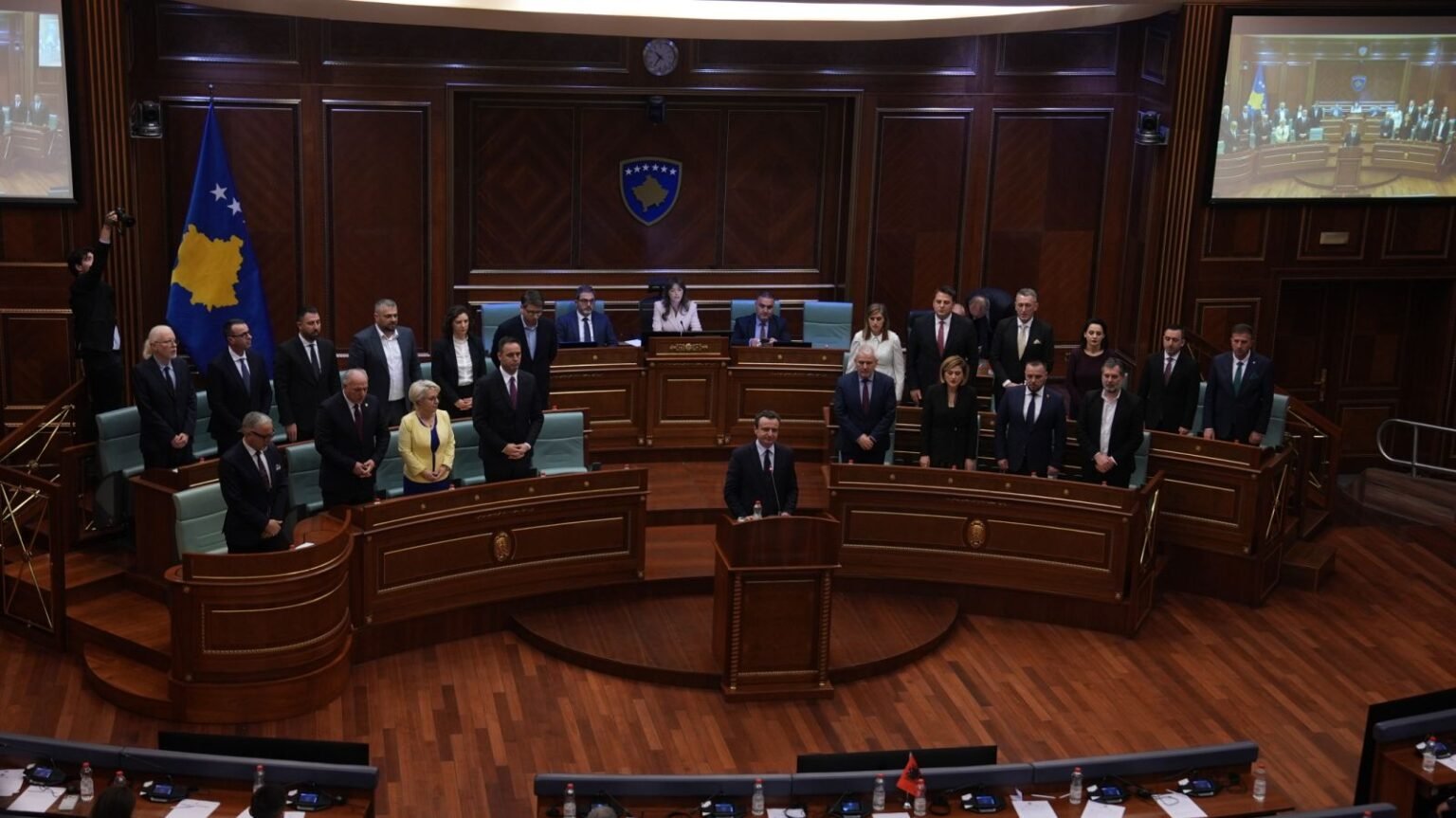 Премьер-министр Косово Альбин Курти выступает на трибуне парламента после утверждения нового кабинета министров. Фото: Prishtina Insight