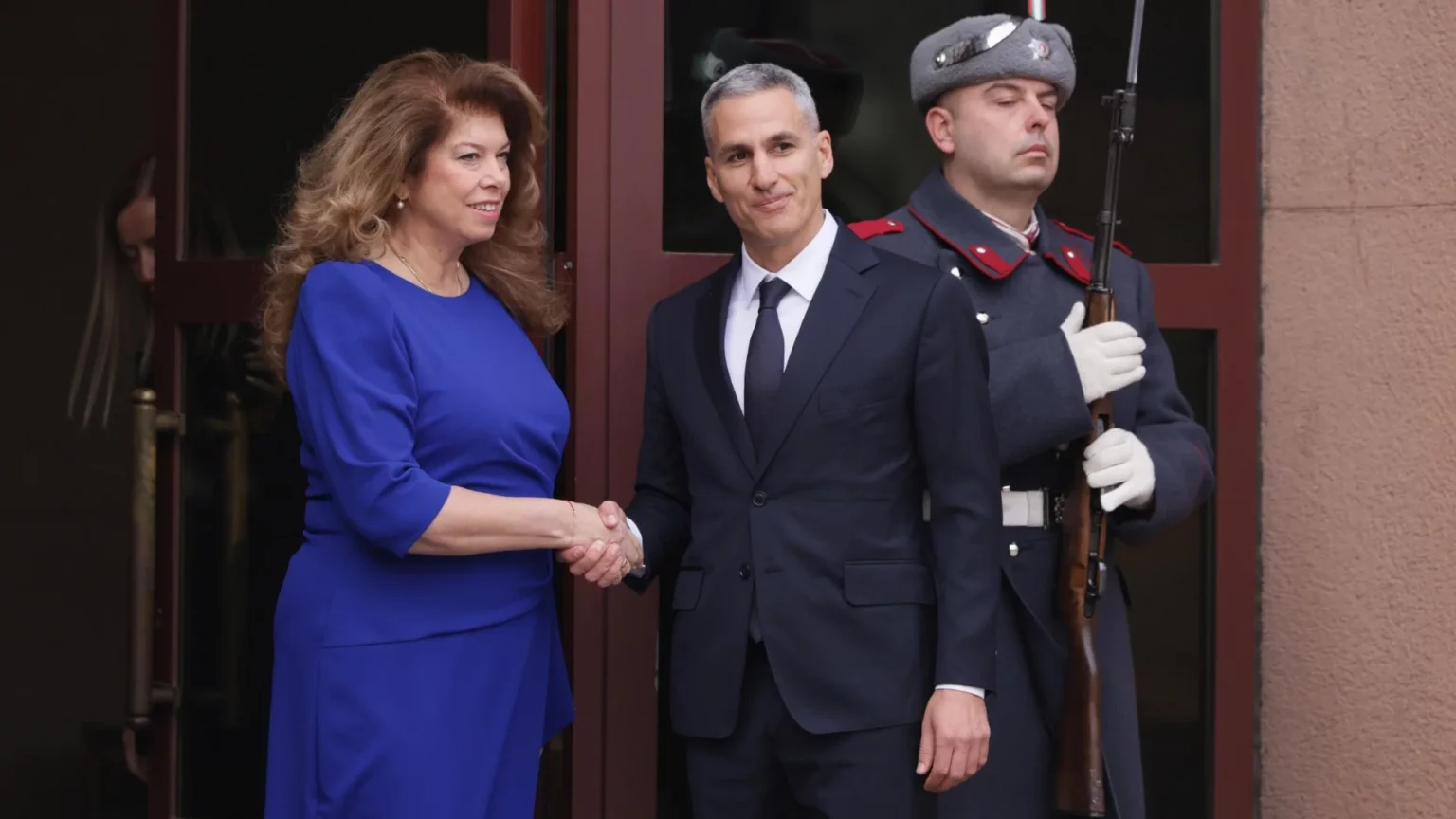 Президент Илияна Йотова вручает мандат на формирование служебного правительства Андрею Гюрову у входа в президентство. Фото: Actualno.com