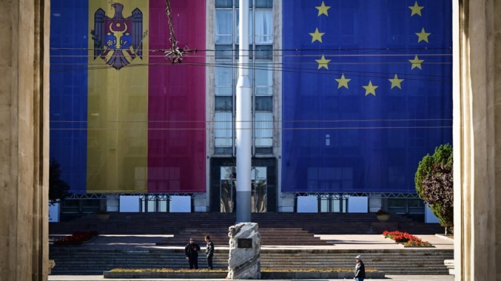 «Сердце Молдовы» после выборов: борьба за легитимность Флаги Молдовы и Евросоюза на здании правительства в Кишинёве — символ европейского курса страны на фоне предвыборного давления на оппозицию. Фото: Al Jazeera