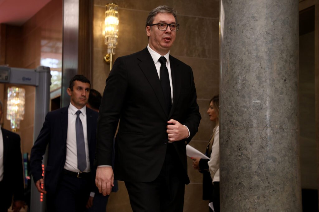 Сербия бьёт тревогу: чем грозит военный пакт трёх балканских стран Президент Сербии Александар Вучич прибывает на встречу в Анкаре. Фото: Dnevno.hr