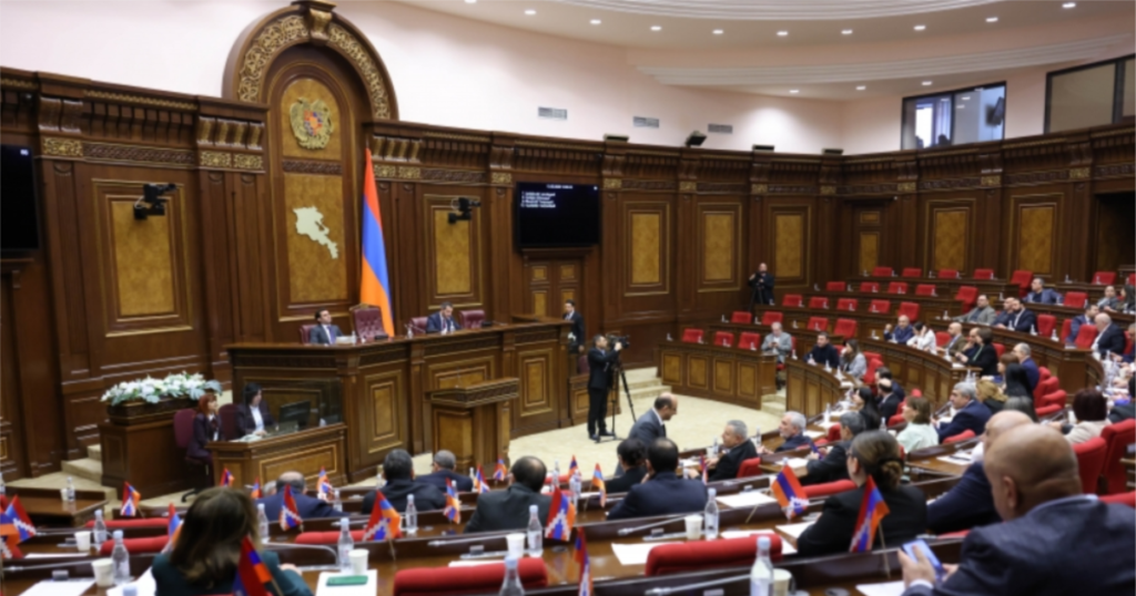 Заседание Национального собрания Армении, на котором обсуждается законопроект об аудиовизуальных медиа. Фото: Радио Азатутюн