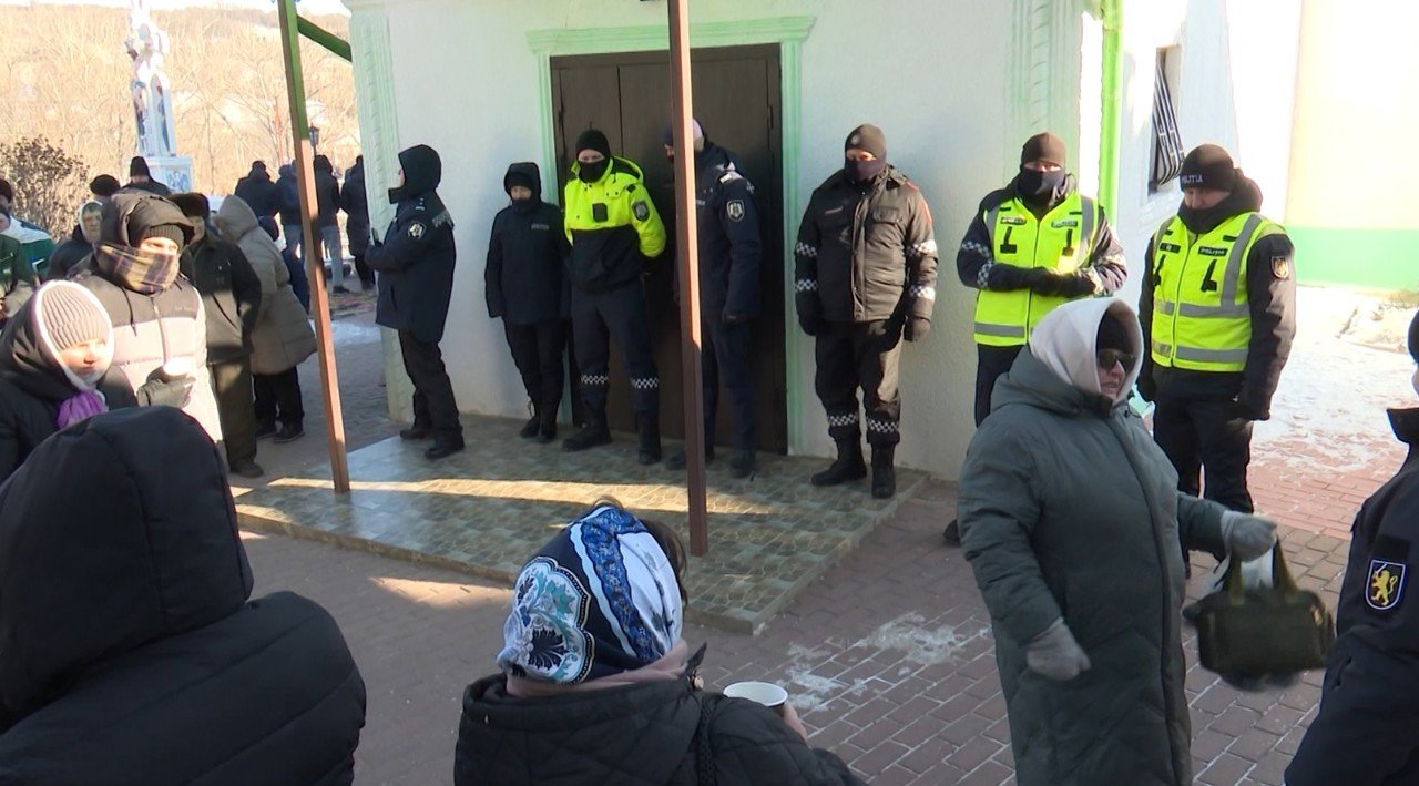 Полиция и местные жители у входа в церковь в селе Деренеу во время конфликта между Бессарабской и Молдавской митрополиями. Фото: MoldPres