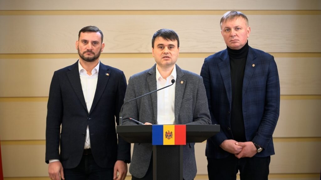 Закон о гражданстве Молдовы оспорен в суде: 26 000 человек в правовой неопределённости Представители партии «Наш» на пресс-конференции в парламенте Молдовы, посвящённой оспариванию закона о гражданстве. Фото: Telegraph.md