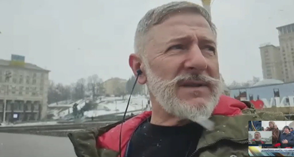 Самир Ибишевич в Киеве с наушниками, на заднем плане — заснеженная площадь Майдан