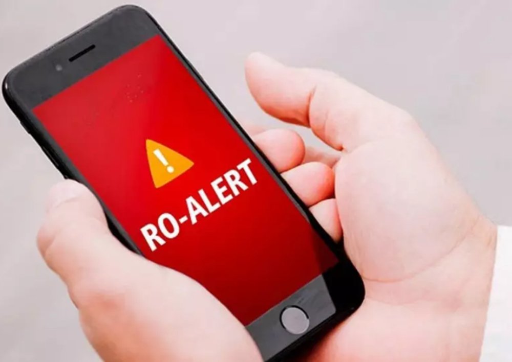 Румыния меняет звук RO-Alert после ночной тревоги Рука держит смартфон с экраном системы экстренного оповещения RO-Alert