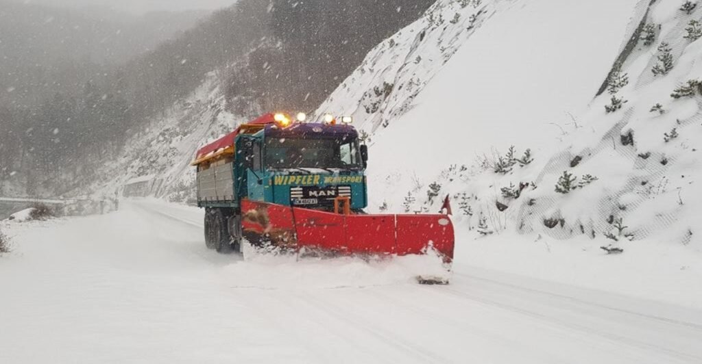 Снежный хаос парализовал Болгарию: ЧП в двух регионах, дороги закрыты