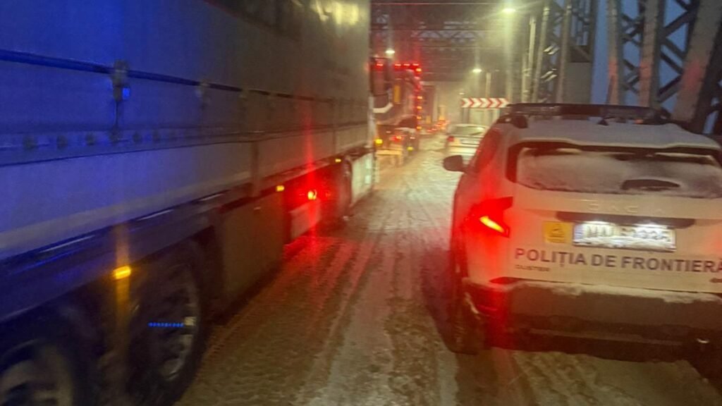 Пробка на мосту Джурджу—Русе ночью во время снегопада, видна машина пограничной полиции