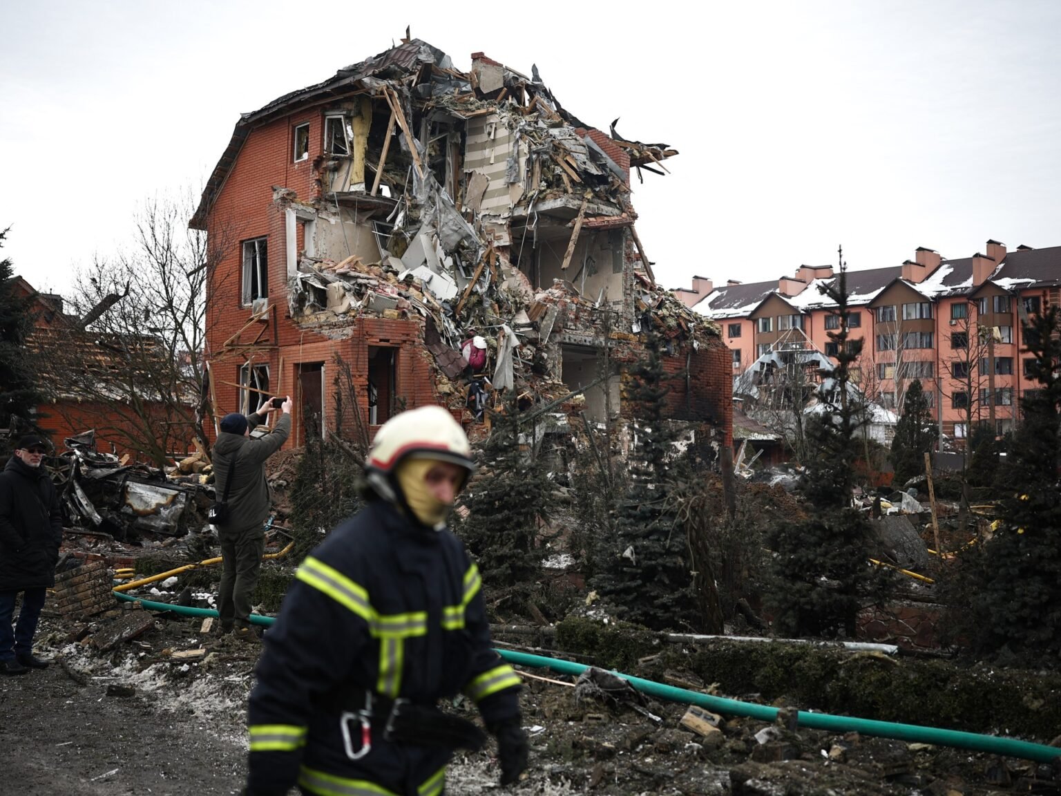 Россия провалила попытку блэкаута Украины. Но Молдова всё равно в зоне риска Разрушенный жилой дом с пожарным на переднем плане после российской ракетной атаки