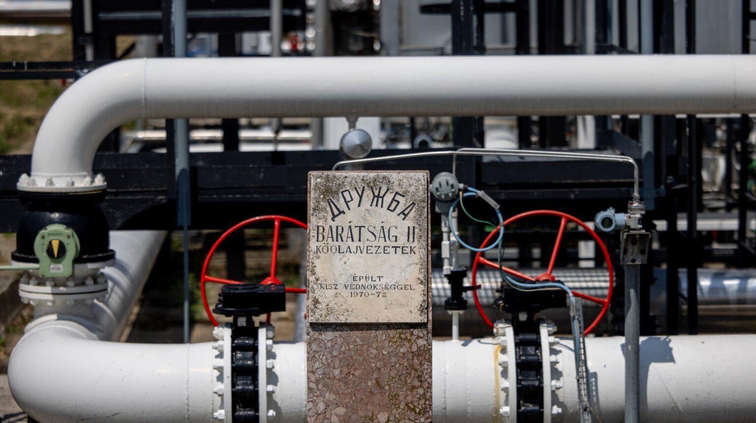 «Дружба» раздора: как нефтепровод раскалывает ЕС Табличка нефтепровода «Дружба» с красными вентилями, надпись «ДРУЖБА / BARÁTSÁG II», построен в 1970-72 гг.