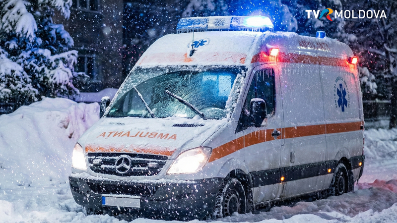 Скорая застряла в снегу: житель Орхея не дождался помощи Скорая помощь едет сквозь сильный снегопад ночью с включенными проблесковыми маячками