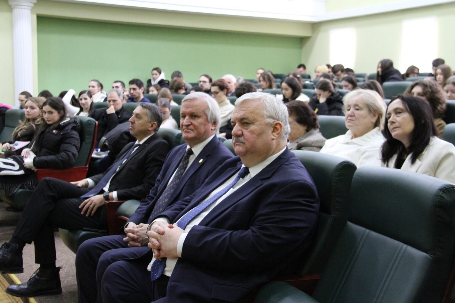 Румынские академики в Кишинёве: наука против псевдонауки Аудитория в лекционном зале с академиками и ректорами в первом ряду во время дебатов о науке и образовании