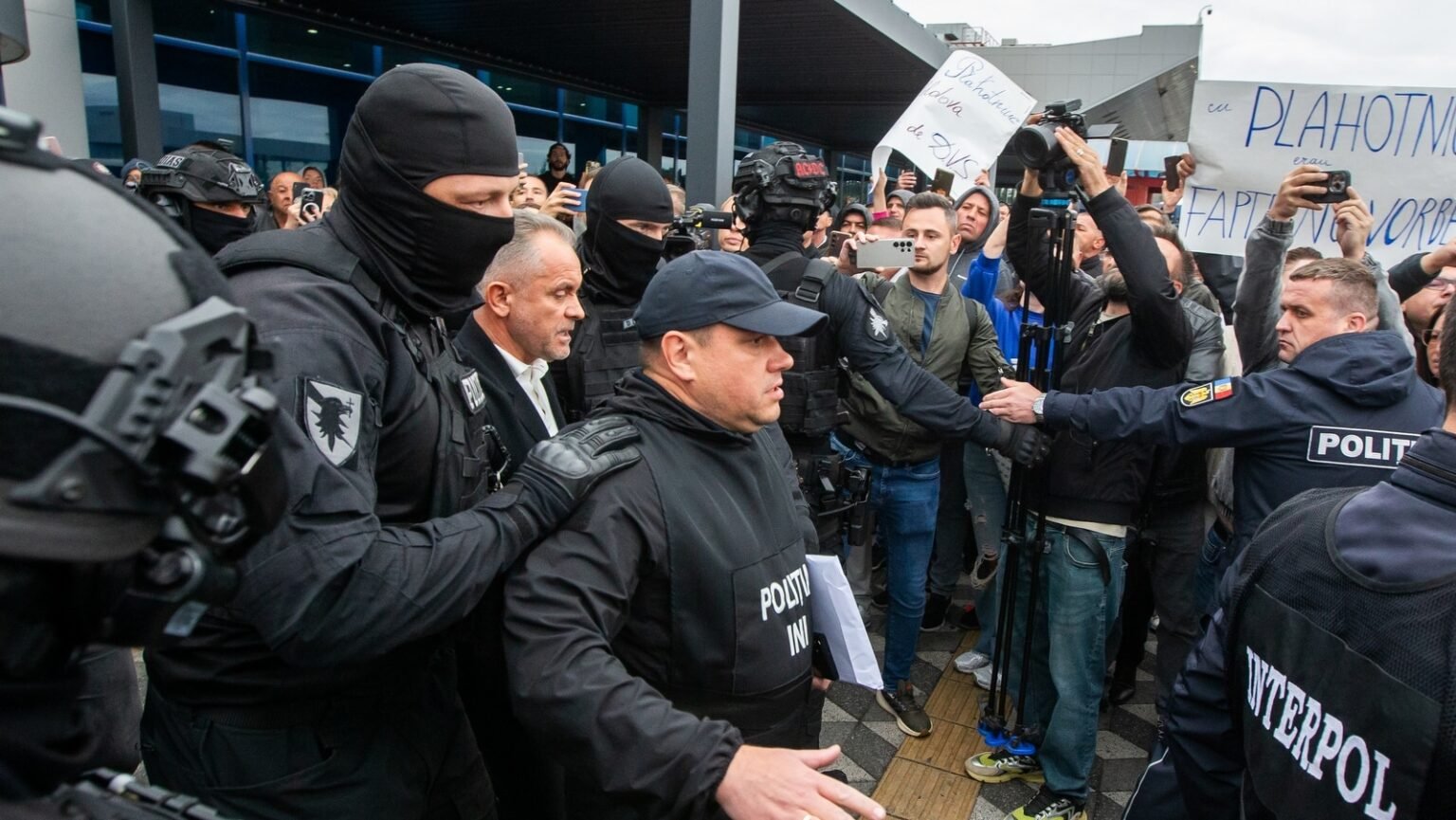 Яхта, отель и самолёт: свидетель раскрыл схемы Плахотнюка Плахотнюк под конвоем полиции и Интерпола в аэропорту на фоне протестующих с плакатами