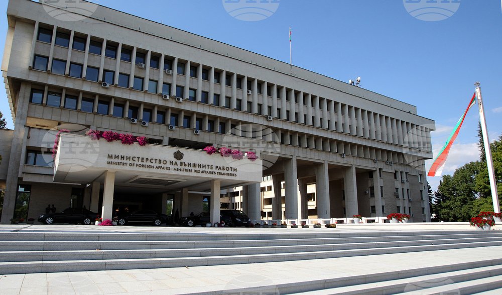 Здание МИД Болгарии с национальным флагом