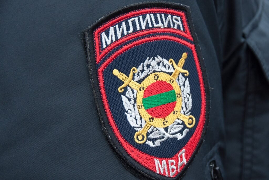 Основатель молдавской IT-индустрии убит в Приднестровье Крупный план нашивки приднестровской милиции (МВД) на рукаве формы с гербом региона и скрещёнными мечами