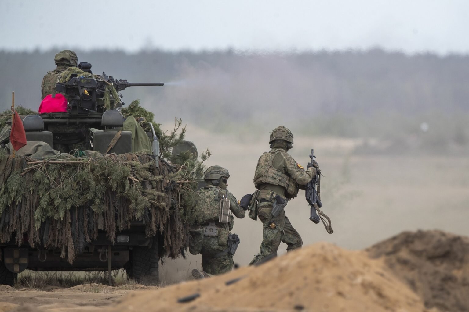 Эксперт: война в Украине может стать прелюдией к общеевропейской войне Военные учения НАТО: солдаты продвигаются рядом с бронемашиной с установленным орудием, демонстрируя боеготовность европейской обороны