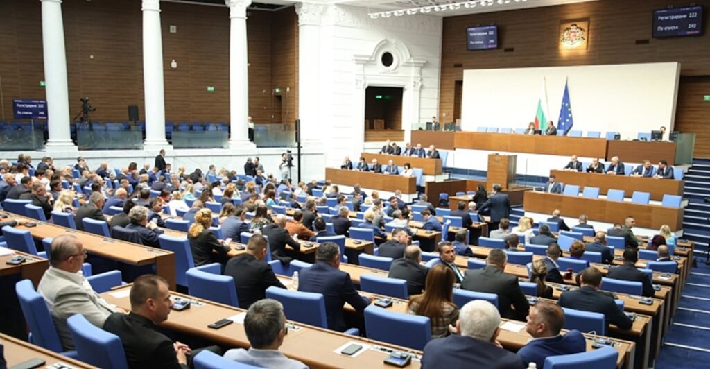 Пленарный зал Народного собрания Болгарии с депутатами, видны болгарский и флаг ЕС