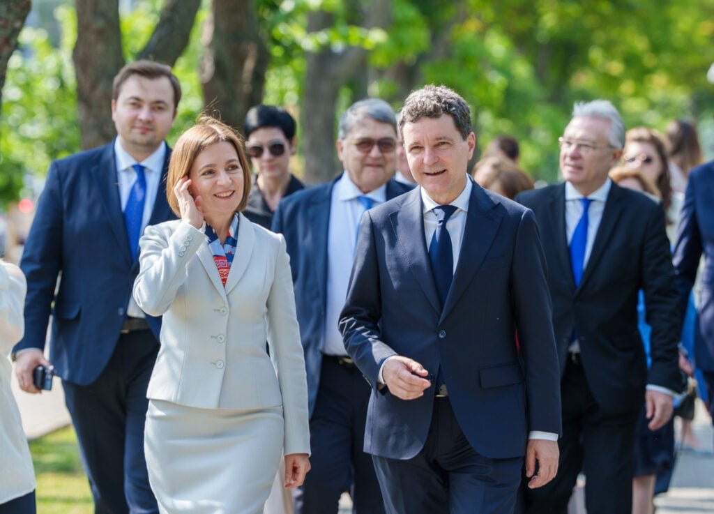 Бухарест признал: Санду затмила Румынию на мировой арене Майя Санду идёт рядом с румынским чиновником Никушором Даном, улыбается, на фоне — члены делегации