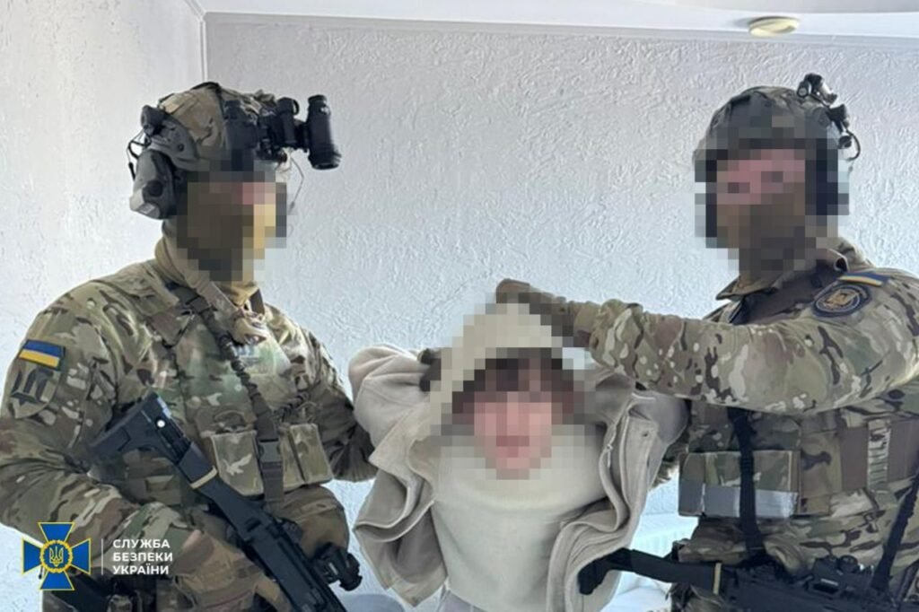 Молдова ведёт масштабную борьбу с российским влиянием Сотрудники СБУ с задержанным подозреваемым по делу о заговоре с целью убийства