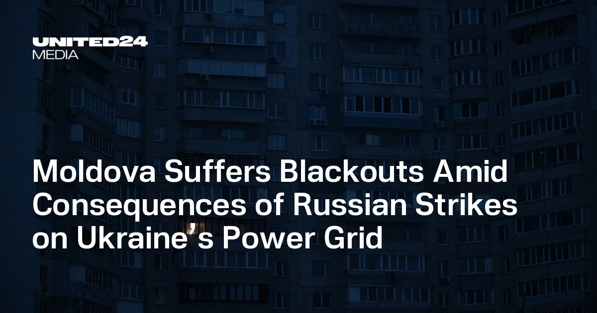 Тёмный многоэтажный жилой дом с единственным освещённым окном во время блэкаута в Молдове