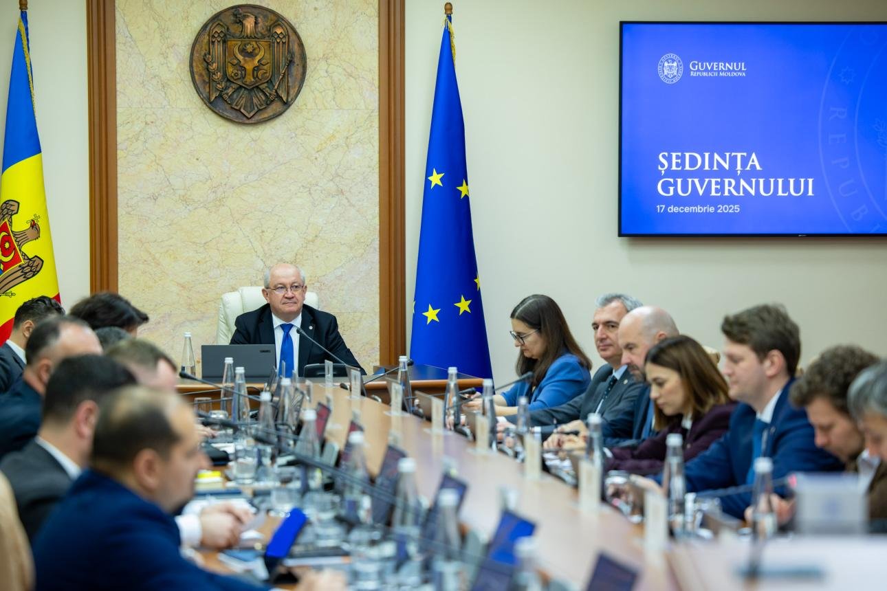 Заседание правительства Молдовы 17 декабря 2025 года, на котором были утверждены размеры минимальной и средней зарплаты на 2026 год. Фото: Moldpres