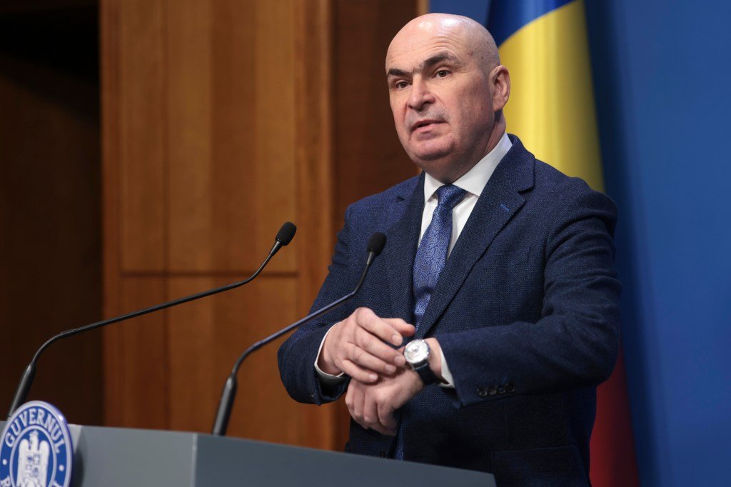 Премьер-министр Румынии Илие Боложан на пресс-конференции в Бухаресте. Фото: INQUAM Photos / George Calin