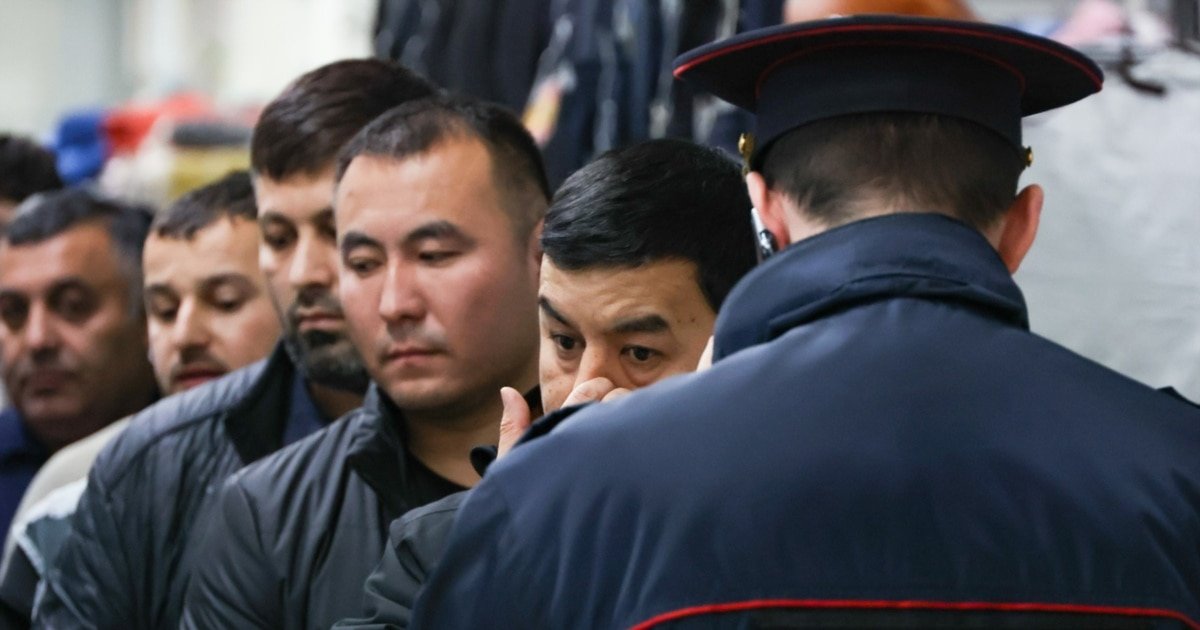 Полицейский проверяет документы у трудовых мигрантов в России. Фото: Azattyq Asia / RFE/RL