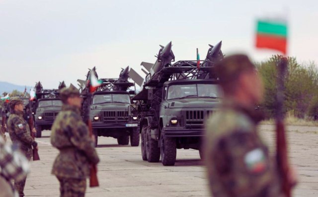 Военная техника болгарской армии на параде — военные альянсы остаются ключевым элементом балканской политики. Фото: Novinite