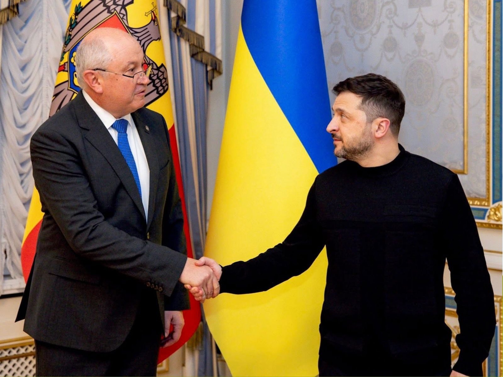 Премьер-министр Молдовы Дорин Речан и президент Украины Владимир Зеленский во время встречи в Киеве. Фото: Почётное консульство Молдовы в Днепре
