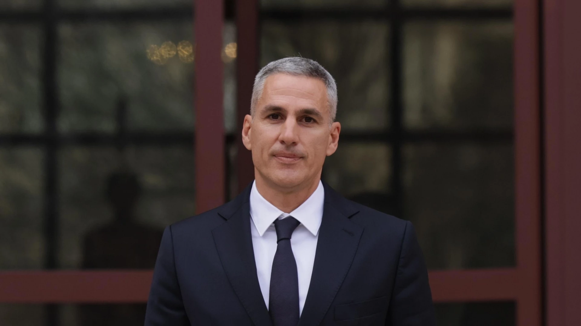 Андрей Гюров, номинированный на пост служебного премьер-министра Болгарии, перед зданием президентства. Фото: Actualno.com