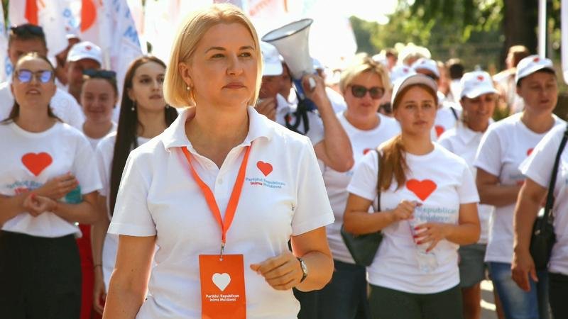 Ирина Влах возглавляет марш сторонников партии «Сердце Молдовы» (Inima Moldovei). Фото: Unimedia